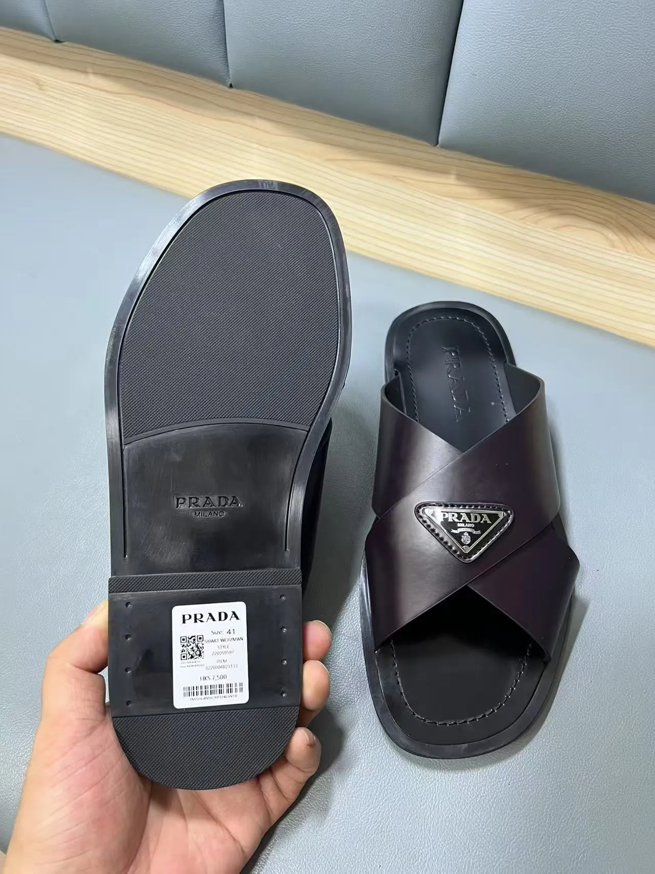 340💰PRADA Prada’s latest slippers are synchronized with the official website. This slipper is made of the brand’s unique and iconic Saffiano leather. The brand logo jumps out from the double straps, and the brand style is clearly visible. Cowhide gives men elegant charm and functional design, making it an ideal choice for vacation and leisure. Size:38-45